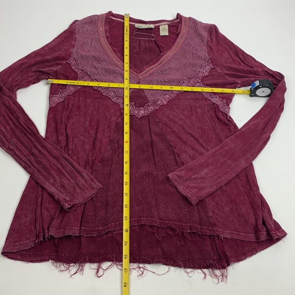 Gimmicks by Buckle Long sleeve pullover Distressed Top Size Small burgundy - Picture 8 of 11